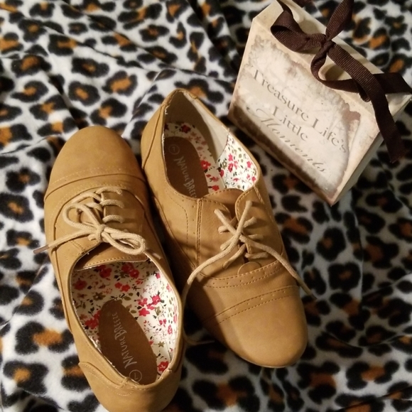 Nature Breeze " Camel " Flat, Laced Shoes - Picture 2 of 4